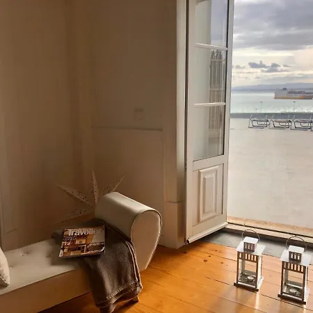 Charming In Alfama With River View! Lägenhet